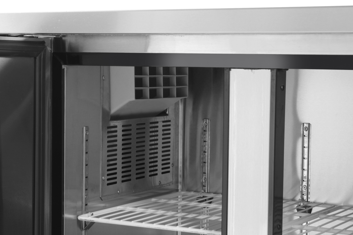 291L Sügavkülmlaud KitchenLine 600 - 3 uksega, agregaadi asukoht küljeL Arktic, 230V/550W, 1800x600x(H)800mm - Image 4